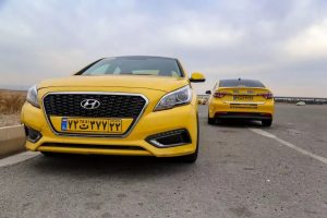 ر دنیای امروز، با پیشرفت فناوری و تغییر در الگوهای سفر، انتخاب وسیله نقلیه مناسب برای سفرهای بین شهری به یک دغدغه مهم تبدیل شده است. دو گزینه اصلی که پیش روی مسافران قرار دارند، **سرویسهای دربستی بین شهری شوفر تاکسی** (مانند اسنپ و تپسی) و **تاکسیهای بین شهری شوفر تاکسی** سنتی هستند. هر کدام از این روشها مزایا و معایب خاص خود را دارند و انتخاب بهینه نیازمند بررسی دقیق فاکتورهای مختلف است. این مقاله به بررسی جامع و تحلیلی این دو گزینه میپردازد و با بهرهگیری از تحلیل هوش مصنوعی، سعی در ارائه تصویری روشن و مبتنی بر داده از **مقایسه قیمت و امکانات**، **امنیت سفر بین شهری** و سایر جنبههای مهم دارد. مقدمه سفرهای بین شهری بخش جداییناپذیری از زندگی مدرن هستند. افراد به دلایل مختلفی از جمله کار، تحصیل، دیدار با خانواده و دوستان، یا تفریح و گردشگری به شهرهای دیگر سفر میکنند. انتخاب وسیله نقلیه مناسب برای این سفرها تاثیر بسزایی بر تجربه کلی سفر دارد. تعریف مفاهیم کلیدی برای درک بهتر موضوع، ابتدا به تعریف مفاهیم کلیدی میپردازیم: سرویس دربستی بین شهری: به سرویسهایی اطلاق میشود که از طریق اپلیکیشنهای موبایل یا وبسایتها ارائه میشوند و به مسافران امکان میدهند تا یک خودرو را به صورت اختصاصی برای سفر بین شهری رزرو کنند. این سرویسها معمولاً امکاناتی نظیر انتخاب خودرو و راننده، مسیریابی آنلاین و اطلاع از زمان رسیدن را ارائه میدهند. تاکسی بین شهری سنتی: به تاکسیهایی گفته میشود که در پایانههای مسافربری یا نقاط مشخصی در شهرها حضور دارند و مسافران میتوانند با مراجعه حضوری، یک خودرو را برای سفر بین شهری کرایه کنند. اهمیت موضوع اهمیت این مقایسه از آنجا ناشی میشود که انتخاب بین این دو گزینه میتواند تاثیر قابل توجهی بر هزینهها، راحتی، سرعت و امنیت سفر داشته باشد. با توجه به تنوع سرویسها و شرایط مختلف سفر، مسافران نیازمند اطلاعات دقیق و جامعی هستند تا بتوانند بهترین انتخاب را داشته باشند. فاکتورهای مقایسه در این مقاله، سرویسهای دربستی و تاکسیهای بین شهری سنتی بر اساس فاکتورهای زیر مورد مقایسه قرار میگیرند: قیمت: بررسی هزینههای سفر، شامل کرایه، عوارض و سایر هزینههای احتمالی. راحتی: بررسی امکانات و خدمات رفاهی ارائه شده در طول سفر، نظیر فضای داخلی خودرو، تهویه مطبوع و دسترسی به اینترنت. سرعت: بررسی زمان سفر و سرعت رسیدن به مقصد. امنیت: بررسی آمار تصادفات، سیستمهای ایمنی خودرو و صلاحیت رانندگان. دسترسی: بررسی سهولت دسترسی به سرویس در نقاط مختلف شهر و در ساعات مختلف شبانهروز. امکانات رفاهی: بررسی امکاناتی نظیر انتخاب خودرو و راننده، مسیریابی آنلاین و اطلاع از زمان رسیدن. نقش هوش مصنوعی در تحلیل هوش مصنوعی نقش کلیدی در تحلیل دادهها و ارائه یک مقایسه جامع و مبتنی بر واقعیت ایفا میکند. با استفاده از الگوریتمهای یادگیری ماشین، میتوان دادههای مربوط به نظرات کاربران، قیمتگذاری در ساعات مختلف، آمارهای مربوط به تصادفات و الگوهای رفتاری مسافران و رانندگان را تحلیل کرد. این تحلیل به ارائه پیشنهادهای بهینهتر برای انتخاب مناسبترین سرویس کمک میکند. اهداف مقاله هدف اصلی این مقاله ارائه یک مقایسه جامع و تحلیلی بین سرویسهای دربستی و تاکسیهای بین شهری سنتی برای سفرهای بین شهری است. این مقایسه بر اساس فاکتورهای مختلف و با بهرهگیری از تحلیل هوش مصنوعی انجام میشود. امید است که این مقاله به مسافران کمک کند تا با آگاهی کامل، بهترین انتخاب را برای سفرهای بین شهری خود داشته باشند. تحلیل قیمت: بررسی و مقایسه هزینههای سفر بین شهری یکی از مهمترین فاکتورها در انتخاب وسیله نقلیه برای سفر بین شهری، قیمت است. در این بخش، به بررسی دقیق مدلهای قیمتگذاری در **سرویس دربستی بین شهری شوفر تاکسی** و **تاکسیهای بین شهری شوفر تاکسی** سنتی میپردازیم و عوامل موثر بر قیمت را تحلیل میکنیم. مدلهای قیمتگذاری مدلهای قیمتگذاری در سرویسهای دربستی و تاکسیهای بین شهری سنتی تفاوتهای اساسی دارند: سرویسهای دربستی: معمولاً از یک الگوریتم قیمتگذاری پویا استفاده میکنند که بر اساس عوامل مختلفی مانند مسافت، زمان سفر، تقاضا، ترافیک و نوع خودرو، قیمت را تعیین میکند. در این مدل، قیمت قبل از شروع سفر به مسافر اعلام میشود و مسافر میتواند با آگاهی از قیمت، سفر خود را تایید کند. تاکسیهای بین شهری سنتی: معمولاً از یک تعرفه ثابت بر اساس مسافت استفاده میکنند. این تعرفه ممکن است بر اساس مصوبات دولتی یا توافق بین رانندگان و مسافران تعیین شود. در برخی موارد، رانندگان ممکن است بر اساس شرایط خاص (مانند ترافیک سنگین یا حمل بار زیاد) قیمت بیشتری را درخواست کنند. تاثیر عوامل مختلف بر قیمت عوامل متعددی بر قیمت سفر بین شهری تاثیر میگذارند: مسافت: بدیهی است که هر چه مسافت سفر بیشتر باشد، قیمت نیز افزایش مییابد. با این حال، نرخ افزایش قیمت ممکن است در سرویسهای دربستی و تاکسیهای بین شهری سنتی متفاوت باشد. زمان سفر: زمان سفر نیز میتواند بر قیمت تاثیر بگذارد. در سرویسهای دربستی، ترافیک سنگین ممکن است باعث افزایش قیمت شود. در تاکسیهای بین شهری سنتی، زمان سفر ممکن است تاثیر کمتری بر قیمت داشته باشد، اما رانندگان ممکن است به دلیل تاخیر، درخواست انعام بیشتری کنند. تقاضا: تقاضا یکی از مهمترین عوامل موثر بر قیمت در سرویسهای دربستی است. در ساعات اوج تقاضا (مانند تعطیلات یا آخر هفتهها)، قیمتها ممکن است به طور قابل توجهی افزایش یابند. در تاکسیهای بین شهری سنتی، تقاضا ممکن است تاثیر کمتری بر قیمت داشته باشد، اما یافتن تاکسی در ساعات اوج تقاضا ممکن است دشوارتر باشد. نوع خودرو: نوع خودرو نیز بر قیمت تاثیر میگذارد. سرویسهای دربستی معمولاً امکان انتخاب خودروهای مختلف را به مسافران میدهند. خودروهای لوکس و بزرگتر معمولاً قیمت بیشتری دارند. مقایسه قیمت در شرایط مختلف برای ارائه یک **مقایسه قیمت و امکانات** دقیق، لازم است قیمتها را در شرایط مختلف بررسی کنیم: سفرهای کوتاه: در سفرهای کوتاه، تاکسیهای بین شهری سنتی ممکن است ارزانتر باشند، زیرا سرویسهای دربستی معمولاً هزینه پایه بیشتری دارند. سفرهای طولانی: در سفرهای طولانی، سرویسهای دربستی ممکن است به دلیل رقابت بیشتر و الگوریتمهای قیمتگذاری بهینهتر، قیمت کمتری داشته باشند. ساعات اوج تقاضا: در ساعات اوج تقاضا، سرویسهای دربستی معمولاً قیمت بیشتری دارند، اما تاکسیهای بین شهری سنتی نیز ممکن است به سختی یافت شوند. ساعات غیر اوج تقاضا: در ساعات غیر اوج تقاضا، سرویسهای دربستی ممکن است تخفیفهایی ارائه دهند که باعث شود ارزانتر از تاکسیهای بین شهری سنتی باشند. نقش هوش مصنوعی در پیشبینی و بهینهسازی قیمت هوش مصنوعی میتواند نقش مهمی در پیشبینی و بهینهسازی قیمت سفر بین شهری ایفا کند. با استفاده از الگوریتمهای یادگیری ماشین، میتوان دادههای مربوط به قیمتها، تقاضا، ترافیک و سایر عوامل موثر را تحلیل کرد و قیمتها را به گونهای تعیین کرد که هم برای مسافران جذاب باشد و هم برای رانندگان سودآور. هوش مصنوعی همچنین میتواند به مسافران کمک کند تا با پیشبینی قیمتها در ساعات مختلف، بهترین زمان را برای سفر خود انتخاب کنند. تحلیل راحتی و امکانات رفاهی: سفری آسوده و لذتبخش علاوه بر قیمت، راحتی و امکانات رفاهی نقش بسزایی در انتخاب وسیله نقلیه برای سفرهای بین شهری دارند. در این بخش، به بررسی این فاکتورها در **سرویسهای دربستی بین شهری شوفر تاکسی** و **تاکسیهای بین شهری شوفر تاکسی** سنتی میپردازیم. امکان انتخاب خودرو و راننده یکی از مزایای اصلی سرویسهای دربستی، امکان انتخاب خودرو و راننده است. مسافران میتوانند بر اساس نیاز و سلیقه خود، خودروی مناسب را انتخاب کنند (به عنوان مثال، خودروهای لوکس برای سفرهای تجاری یا خودروهای خانوادگی برای سفرهای گروهی). همچنین، برخی از سرویسها امکان انتخاب راننده را نیز فراهم میکنند، به این ترتیب که مسافران میتوانند بر اساس امتیاز و نظرات سایر کاربران، راننده مورد نظر خود را انتخاب کنند. در مقابل، تاکسیهای بین شهری سنتی معمولاً امکان انتخاب خودرو و راننده را به مسافران نمیدهند. مسیریابی آنلاین و اطلاع از زمان رسیدن سرویسهای دربستی از سیستمهای مسیریابی آنلاین پیشرفته استفاده میکنند که به مسافران امکان میدهند تا مسیر سفر خود را به صورت زنده مشاهده کنند و از زمان رسیدن به مقصد مطلع شوند. این امکان به مسافران کمک میکند تا برنامهریزی دقیقتری برای سفر خود داشته باشند و از تاخیرهای احتمالی جلوگیری کنند. تاکسیهای بین شهری سنتی معمولاً از سیستمهای مسیریابی آنلاین استفاده نمیکنند و مسافران باید به راننده اعتماد کنند تا بهترین مسیر را انتخاب کند. فضای داخلی خودرو و خدمات اضافی فضای داخلی خودرو و خدمات اضافی ارائه شده در طول سفر نیز میتوانند تاثیر بسزایی بر راحتی سفر داشته باشند. سرویسهای دربستی معمولاً خودروهای تمیز و مجهز را ارائه میدهند که فضای کافی برای مسافران و بار آنها فراهم میکنند. برخی از سرویسها خدمات اضافی نظیر Wi-Fi، شارژر موبایل، آب معدنی و تنقلات را نیز ارائه میدهند. تاکسیهای بین شهری سنتی ممکن است از نظر فضای داخلی و خدمات اضافی، در سطح پایینتری قرار داشته باشند. مقایسه راحتی و امکانات رفاهی به طور کلی، سرویسهای دربستی از نظر راحتی و امکانات رفاهی، نسبت به تاکسیهای بین شهری سنتی برتری دارند. امکان انتخاب خودرو و راننده، مسیریابی آنلاین، فضای داخلی مناسب و خدمات اضافی، تجربه سفری آسودهتر و لذتبخشتر را برای مسافران فراهم میکنند. نقش هوش مصنوعی در بهبود تجربه کاربری هوش مصنوعی میتواند نقش مهمی در بهبود تجربه کاربری در سرویسهای دربستی ایفا کند. با استفاده از الگوریتمهای یادگیری ماشین، میتوان دادههای مربوط به نظرات کاربران، الگوهای رفتاری مسافران و رانندگان را تحلیل کرد و خدمات را به گونهای ارائه داد که نیازهای مسافران را به بهترین شکل برآورده کند. به عنوان مثال، هوش مصنوعی میتواند با پیشبینی ترجیحات مسافران، خودرو و راننده مناسب را به آنها پیشنهاد دهد، یا با ارائه مسیرهای بهینه، زمان سفر را کاهش دهد. تحلیل سرعت و دسترسی: زمان و سهولت در سفر سرعت رسیدن به مقصد و سهولت دسترسی به سرویس حمل و نقل، از جمله فاکتورهای حیاتی در انتخاب وسیله نقلیه برای سفرهای بین شهری محسوب میشوند. در این بخش، به بررسی و مقایسه این دو عامل در **سرویسهای دربستی بین شهری شوفر تاکسی** و **تاکسیهای بین شهری شوفر تاکسی** سنتی میپردازیم. سرعت رسیدن خودرو در سرویسهای دربستی، سرعت رسیدن خودرو به مبدا به عوامل متعددی بستگی دارد. از جمله این عوامل میتوان به تعداد خودروهای فعال در منطقه، ترافیک و الگوریتمهای تخصیص خودرو اشاره کرد. به طور کلی، در مناطق پرتردد و در ساعات غیر اوج ترافیک، سرعت رسیدن خودرو در سرویسهای دربستی معمولاً بالاتر است. در مقابل، در تاکسیهای بین شهری سنتی، سرعت رسیدن خودرو به مبدا بستگی به حضور تاکسیها در پایانهها یا نقاط مشخصی از شهر دارد. در ساعات شلوغی پایانهها، ممکن است یافتن تاکسی با تاخیر همراه باشد. پوشش جغرافیایی سرویسها سرویسهای دربستی معمولاً پوشش جغرافیایی گستردهتری نسبت به تاکسیهای بین شهری سنتی دارند. این سرویسها در بسیاری از شهرها و مناطق روستایی فعال هستند و به مسافران امکان میدهند تا از هر نقطهای درخواست خودرو کنند. تاکسیهای بین شهری سنتی معمولاً محدود به پایانهها و مسیرهای مشخصی هستند و پوشش جغرافیایی محدودی دارند. سهولت دسترسی به سرویس در نقاط مختلف دسترسی به سرویسهای دربستی از طریق اپلیکیشنهای موبایل و وبسایتها بسیار آسان است. مسافران میتوانند در هر زمان و مکانی با چند کلیک درخواست خودرو کنند. در مقابل، دسترسی به تاکسیهای بین شهری سنتی نیازمند حضور فیزیکی در پایانهها یا نقاط مشخصی از شهر است که ممکن است برای برخی از مسافران دشوار باشد. مقایسه سرعت و دسترسی به طور خلاصه، سرویسهای دربستی از نظر سرعت رسیدن خودرو، پوشش جغرافیایی و سهولت دسترسی، نسبت به تاکسیهای بین شهری سنتی برتری دارند. این مزایا باعث میشوند تا سرویسهای دربستی برای مسافرانی که به دنبال سفری سریع و آسان هستند، گزینه مناسبتری باشند. نقش هوش مصنوعی در بهینهسازی مسیر و کاهش زمان سفر هوش مصنوعی نقش مهمی در بهینهسازی مسیر و کاهش زمان سفر در سرویسهای دربستی ایفا میکند. الگوریتمهای هوشمند مسیریابی با تحلیل دادههای ترافیکی و شرایط جاده، بهترین مسیر را برای رسیدن به مقصد انتخاب میکنند و از این طریق، زمان سفر را به حداقل میرسانند. تحلیل امنیت سفر بین شهری: سفری ایمن و مطمئن **امنیت سفر بین شهری** یکی از مهمترین دغدغههای مسافران است. در این بخش، به بررسی و مقایسه فاکتورهای مرتبط با امنیت در **سرویسهای دربستی بین شهری شوفر تاکسی** و **تاکسیهای بین شهری شوفر تاکسی** سنتی میپردازیم. آمار تصادفات بررسی آمار تصادفات میتواند شاخص مهمی برای ارزیابی امنیت سفر باشد. با این حال، دسترسی به آمار دقیق و تفکیکشده برای سرویسهای دربستی و تاکسیهای بین شهری سنتی ممکن است دشوار باشد. به طور کلی، رعایت قوانین رانندگی، سرعت مجاز و احتیاط در رانندگی، از جمله عوامل کلیدی در کاهش آمار تصادفات محسوب میشوند. سیستمهای ایمنی خودرو سیستمهای ایمنی خودرو نقش مهمی در کاهش شدت آسیبهای ناشی از تصادفات دارند. خودروهای مدرن معمولاً به سیستمهای ایمنی پیشرفتهتری نظیر ترمز ضد قفل (ABS)، کیسههای هوا و سیستمهای کنترل پایداری مجهز هستند. سرویسهای دربستی معمولاً از خودروهای مدرنتری استفاده میکنند که به سیستمهای ایمنی پیشرفتهتری مجهز هستند. صلاحیت رانندگان صلاحیت رانندگان از جمله فاکتورهای کلیدی در **امنیت سفر بین شهری** است. رانندگان باید دارای گواهینامه رانندگی معتبر، سابقه رانندگی بدون تخلف و مهارت کافی در رانندگی باشند. سرویسهای دربستی معمولاً فرآیندهای سختگیرانهتری برای بررسی صلاحیت رانندگان خود دارند. فرآیندهای نظارتی فرآیندهای نظارتی میتوانند به شناسایی و برخورد با رانندگان متخلف کمک کنند. سرویسهای دربستی معمولاً از سیستمهای نظارتی آنلاین استفاده میکنند که به آنها امکان میدهد تا رفتار رانندگان خود را به طور مستمر زیر نظر داشته باشند. مقایسه سرویسهای دربستی و تاکسیهای بین شهری برای سفر